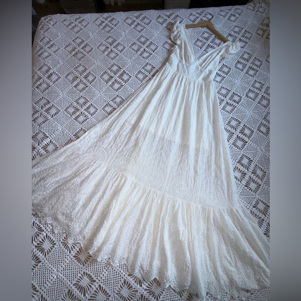 Giffniseti Elegant White Eyelit Lace Maxi Dress size Large🤍